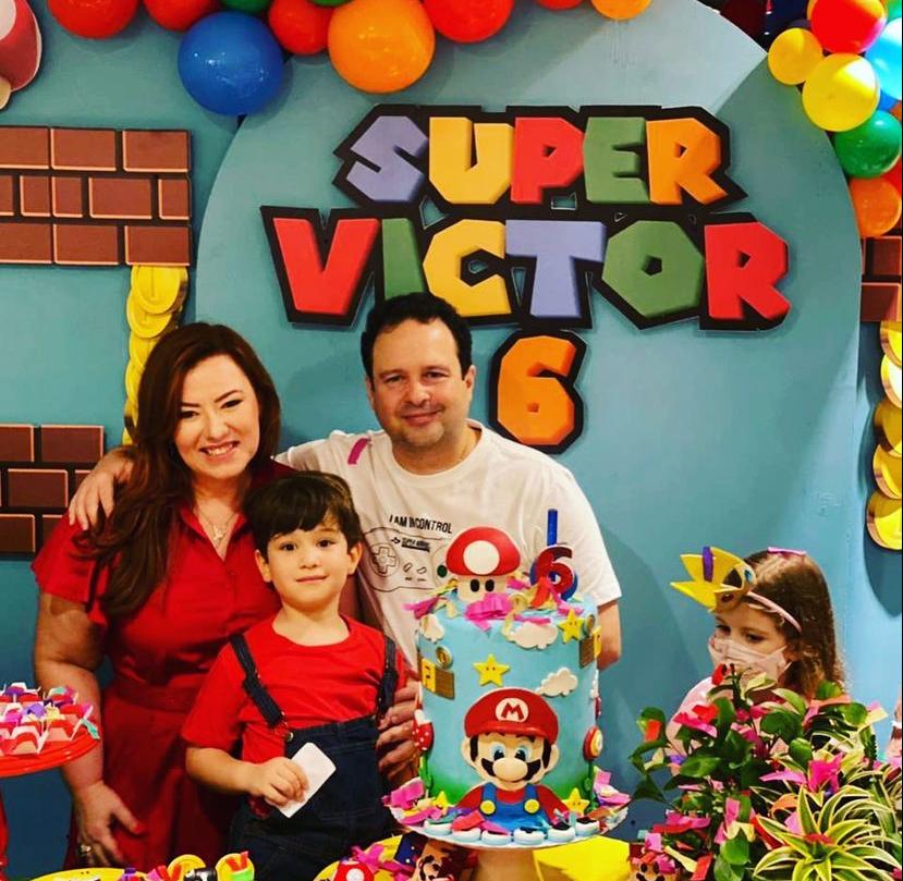 Aline Félix e Igor Barroso festejam os sete anos de Victor