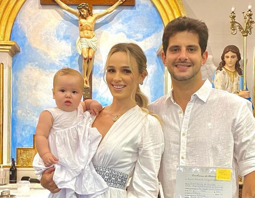 Tassia Ferreira e Érico Romcy celebram o batismo de Lucas na Igreja Santa Filomena