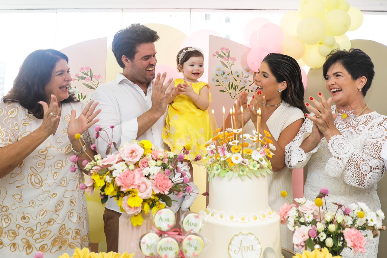 Taynã Ginepri e André Boris celebram o primeiro aniversário e o batismo de Ava