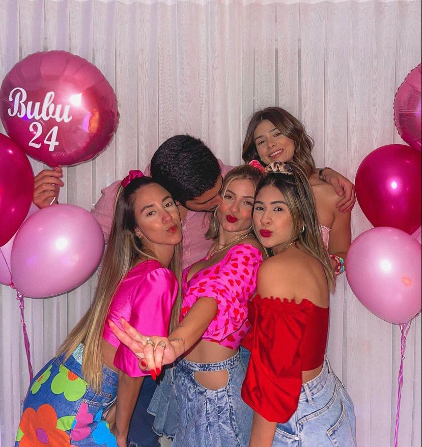 Bruna Massaglia ganha sessão parabéns surpresa articulada pelo marido, Pedro França