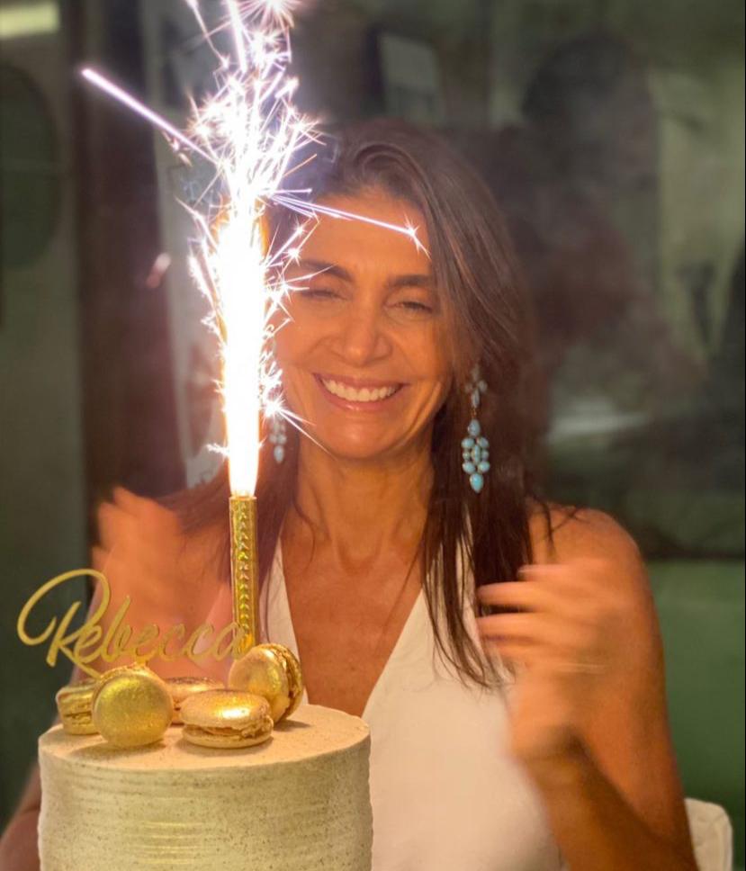 Rebecca Albuquerque brinda novo ciclo na companhia da família