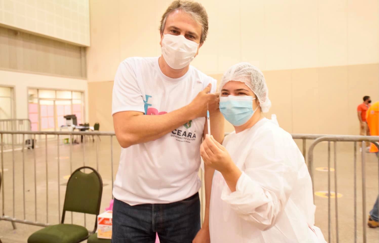 Camilo Santana recebe a primeira dose de vacina contra a Covid-19 em Fortaleza