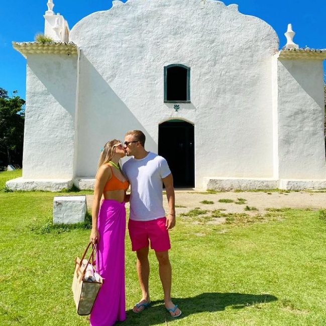 Após tornarem-se marido e mulher, Carla Diógenes e Carlos Arruda curtem lua de mel em Trancoso