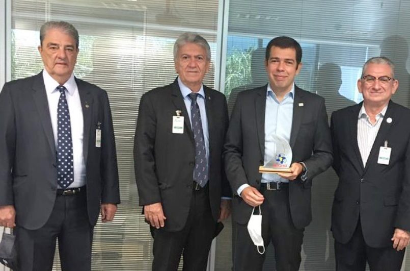 Clóvis Bezerra homenageia dirigente do setor de transporte rodoviário em Brasília