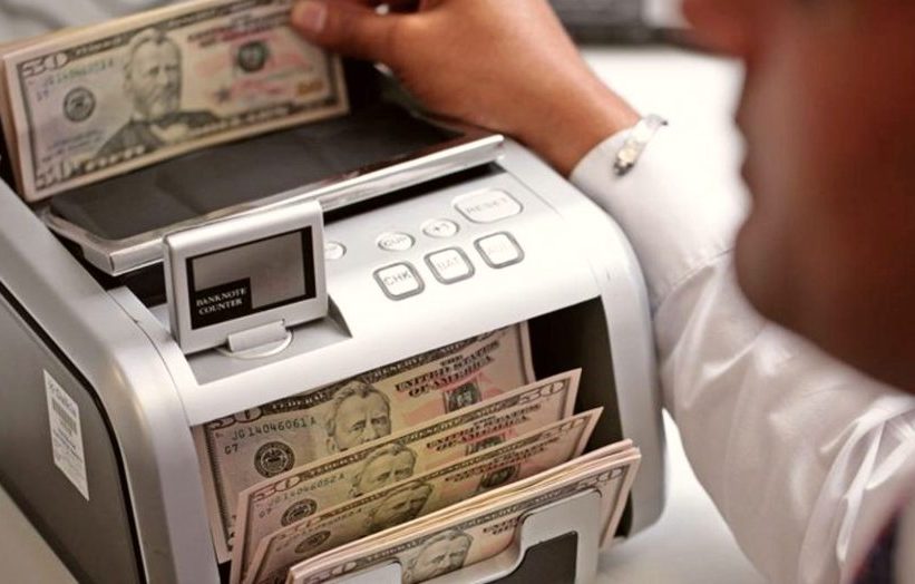 Dólar começa a semana em leve queda enquanto Ibovespa registra valorização Dólar começa a semana em leve queda enquanto Ibovespa registra valorização