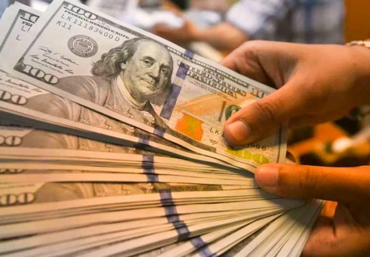 Dólar comercial fecha abaixo de R$ 5,00 pela primeira vez em mais de um ano Dólar comercial fecha abaixo de R$ 5,00 pela primeira vez em mais de um ano