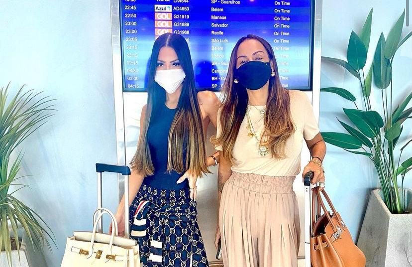 Gil Santos registra clique no aeroporto com Fernanda Sena antes de desembarcar em Salvador