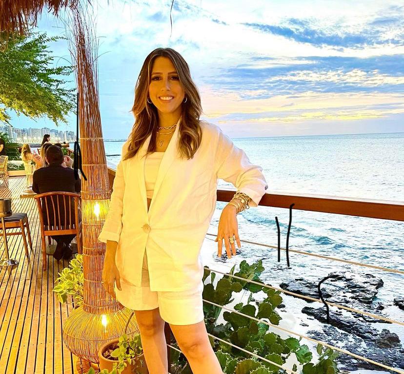 Tayra Romcy brinda a nova idade no Illa Mare, restaurante recém-inaugurado na Beira Mar Tayra Romcy brinda a nova idade no Illa Mare, restaurante recém-inaugurado na Beira Mar