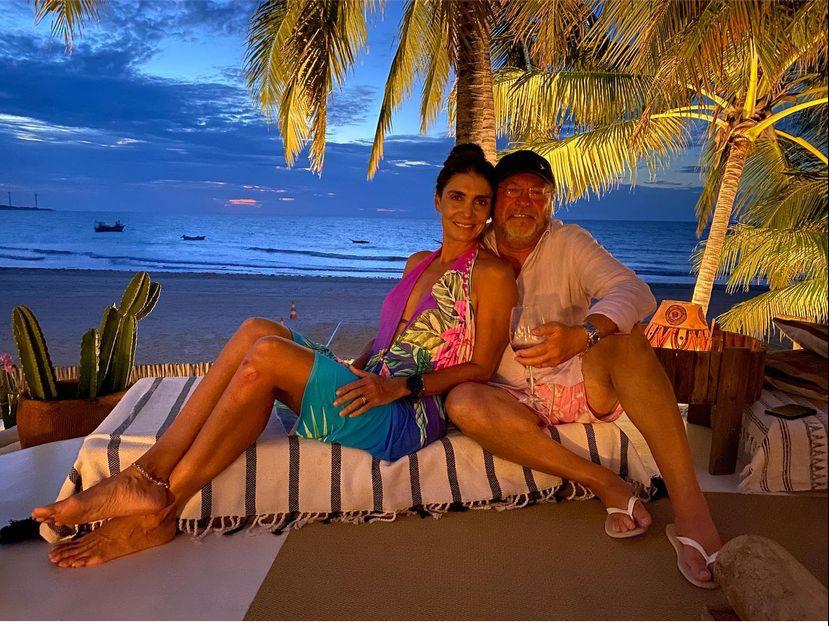 Rebecca e Cândido Albuquerque curtem o fim de semana entre amigos na Casa de Pedra