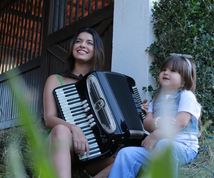 Isabela Serpa e Juju Teófilo lançam cover de “Eu só quero um Xodó” nesta sexta-feira (18)