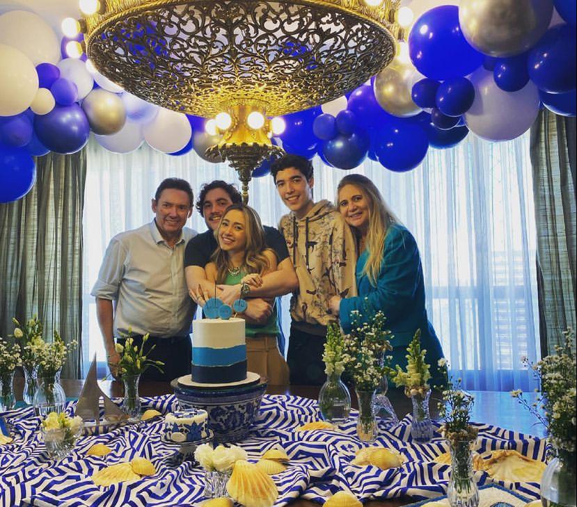 Morgana e Ivens Dias Branco Jr celebram os 21 anos dos trigêmeos Luciano, Lissa e Luca Morgana e Ivens Dias Branco Jr celebram os 21 anos dos trigêmeos Luciano, Lissa e Luca