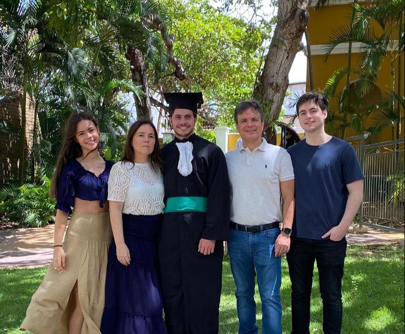 Gyna Pessoa Machado e André Jucá celebram a formatura do filho Diego em Medicina