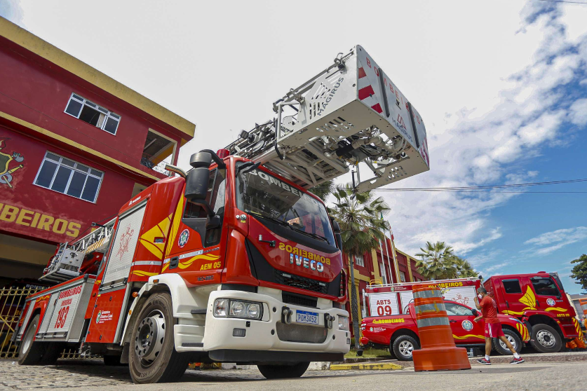 Governo do Ceará convoca 204 novos bombeiros e entrega equipamentos