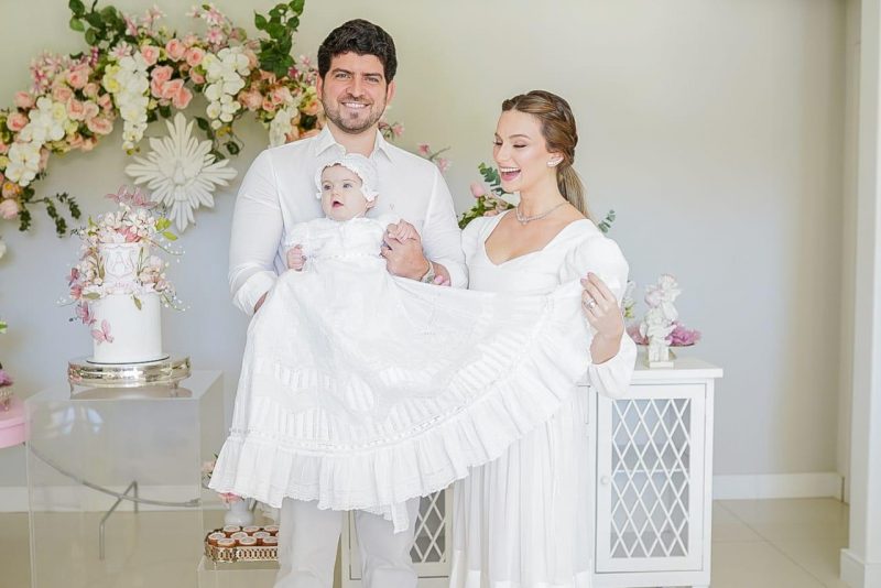 Primeiro sacramento - Laime e Lucas Câmara celebram o batismo da pequena Alice