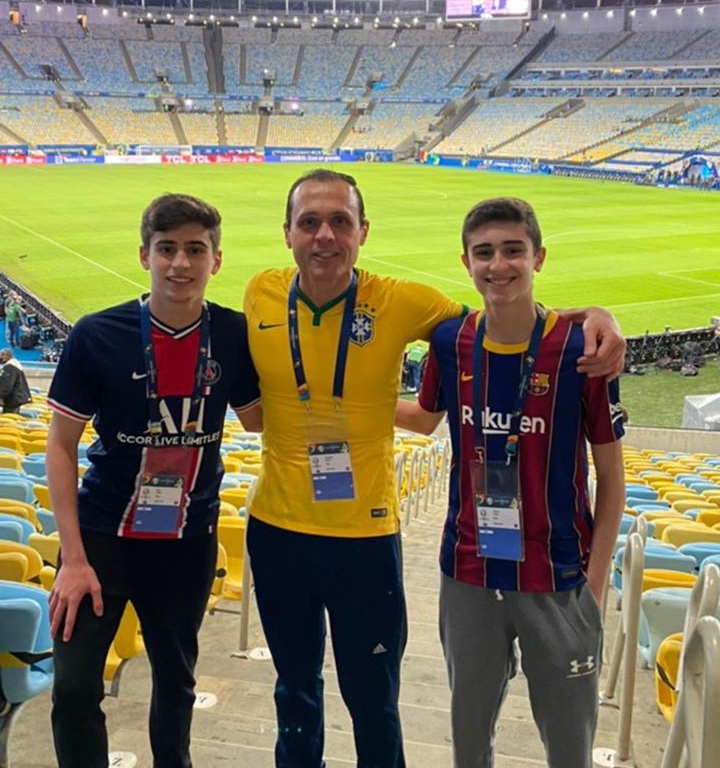 Eduardo Diogo leva os filhos para assistir o jogo entre Brasil e Argentina no Maracanã