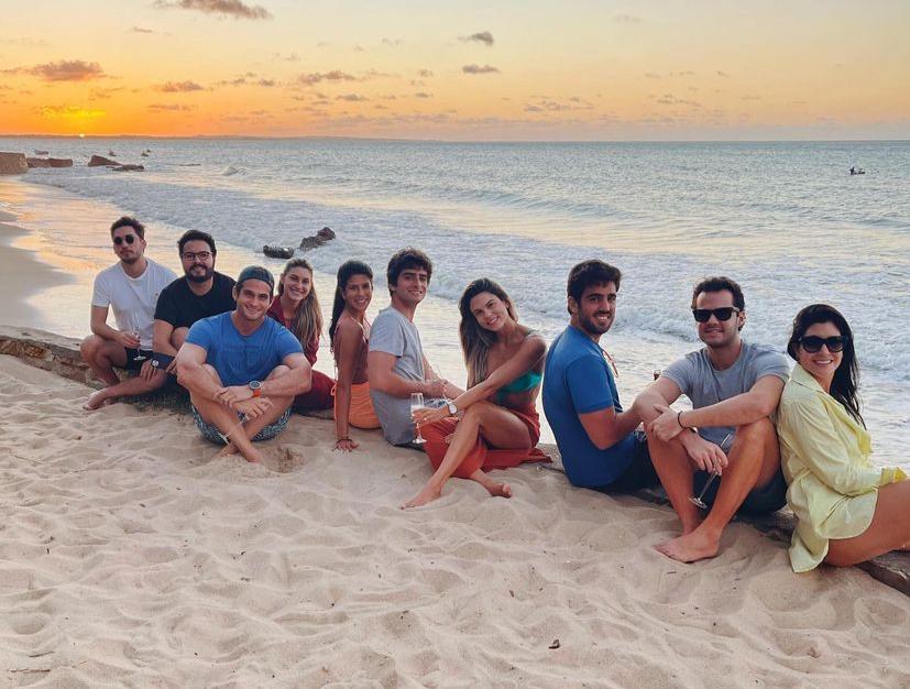 Bruna Magalhães e Ravi Macêdo curtem o weekend entre amigos em Paracuru