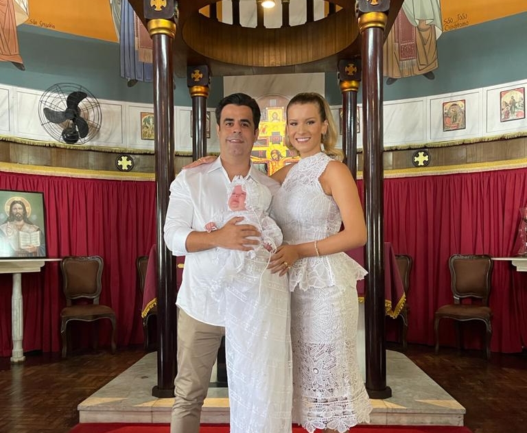 Fernanda e Tasso Pacheco levam a filha Ângela à pia batismal da Igreja do Líbano Fernanda e Tasso Pacheco levam a filha Ângela à pia batismal da Igreja do Líbano