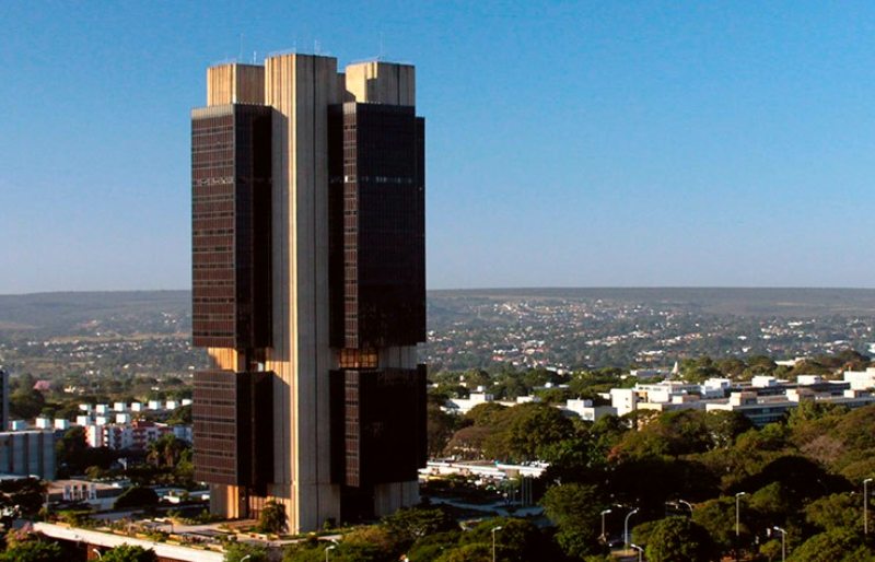 Banco Central adota política monetária mais contracionista devido a riscos fiscais