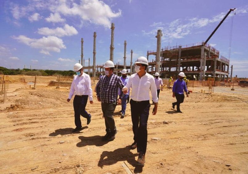 Camilo vistoria obras de hospital na Uece e do complexo de segurança pública