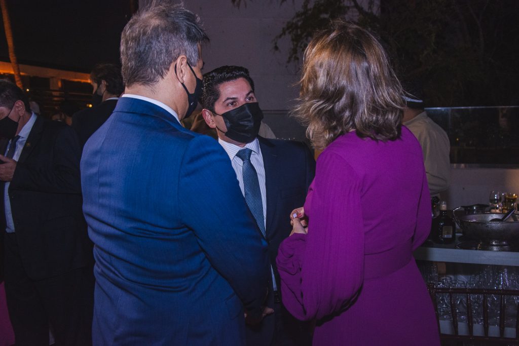
				Marcos Pacobayba, Pompeu Vasconcelos E Fernanda Pacobayba
				