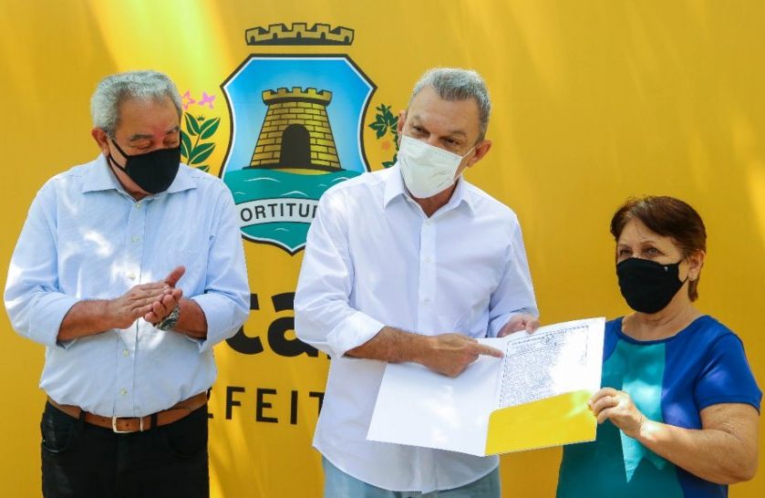 Sarto entrega documentos de posse residencial para 800 famílias da Capital Sarto entrega documentos de posse residencial para 800 famílias da Capital