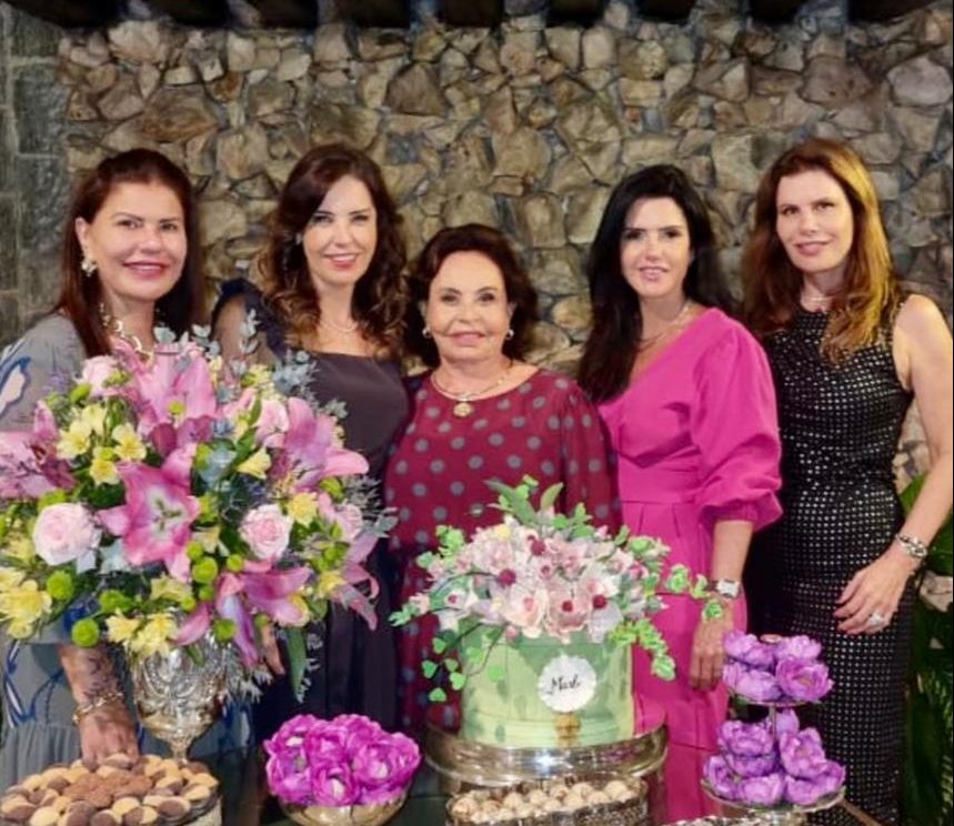Em clima intimista, Marly Nogueira reúne a família para celebrar a nova idade Em clima intimista, Marly Nogueira reúne a família para celebrar a nova idade