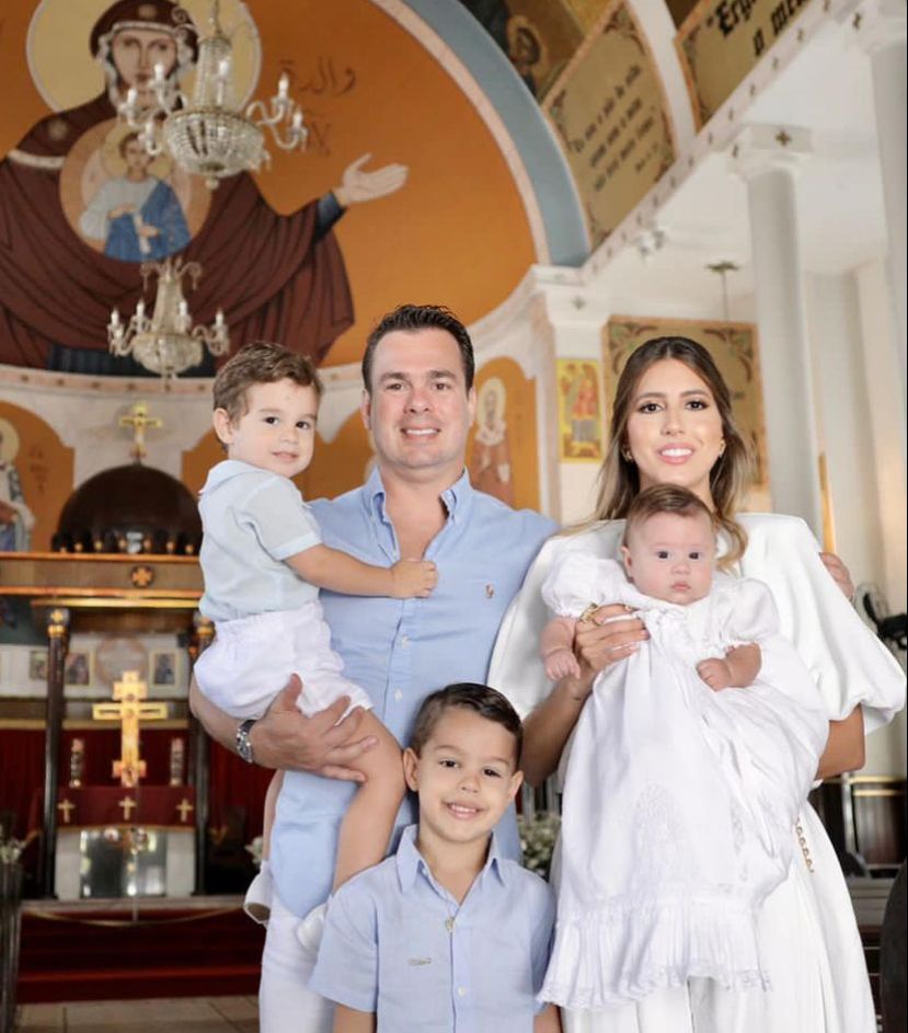 Tayra Romcy e Léo Aguiar levam Heitor à pia batismal da Igreja do Líbano Tayra Romcy e Léo Aguiar levam Heitor à pia batismal da Igreja do Líbano