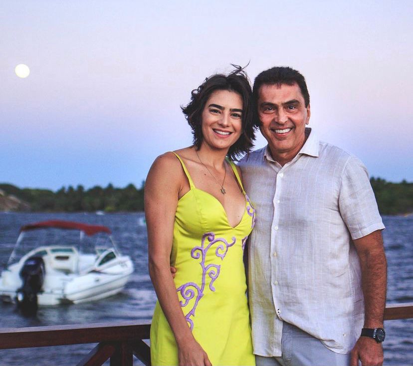 Idézio Rolim reúne uma turma animada e celebra a nova idade na Lagoa do Uruau