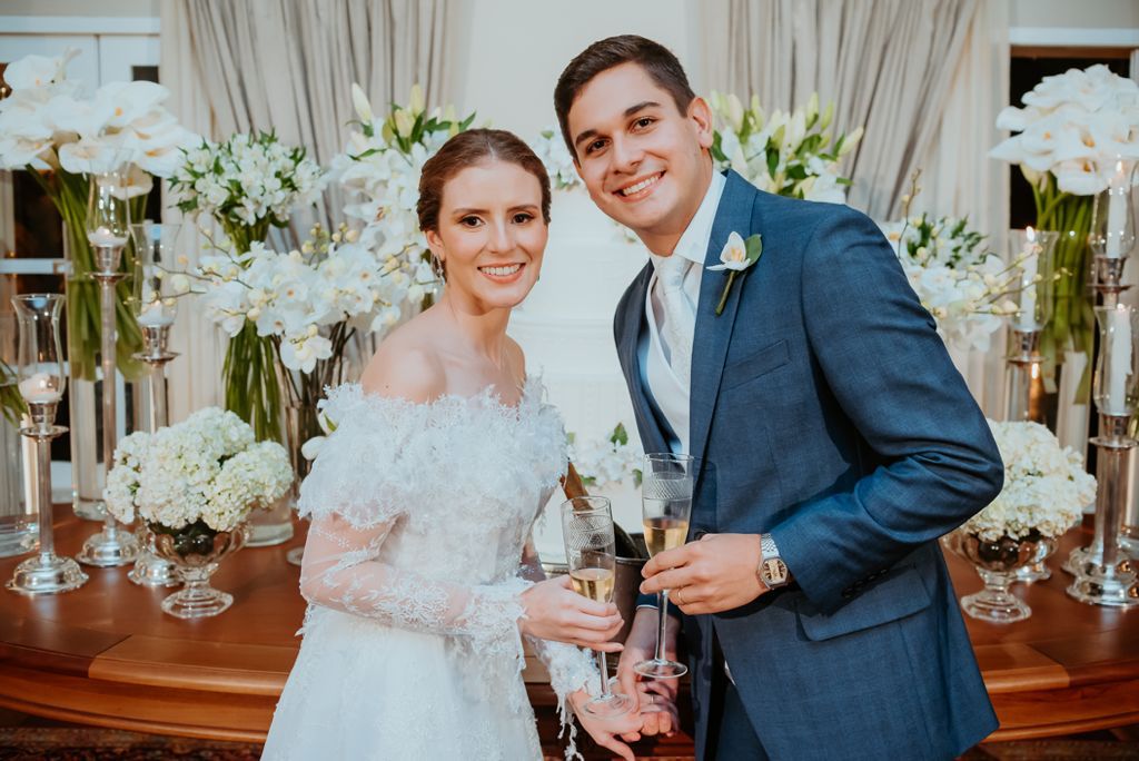 Thaís Araújo e Romualdo Oliveira Neto trocam as alianças em elegante cerimônia em Guaramiranga