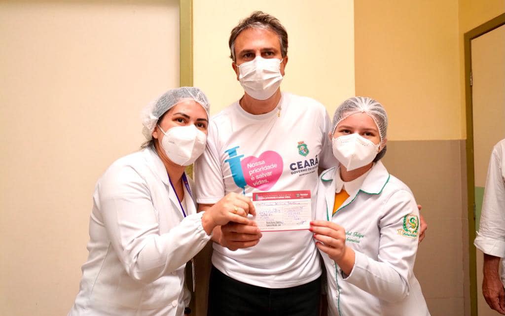 Camilo Santana recebe a segunda dose da vacina contra a Covid-19
