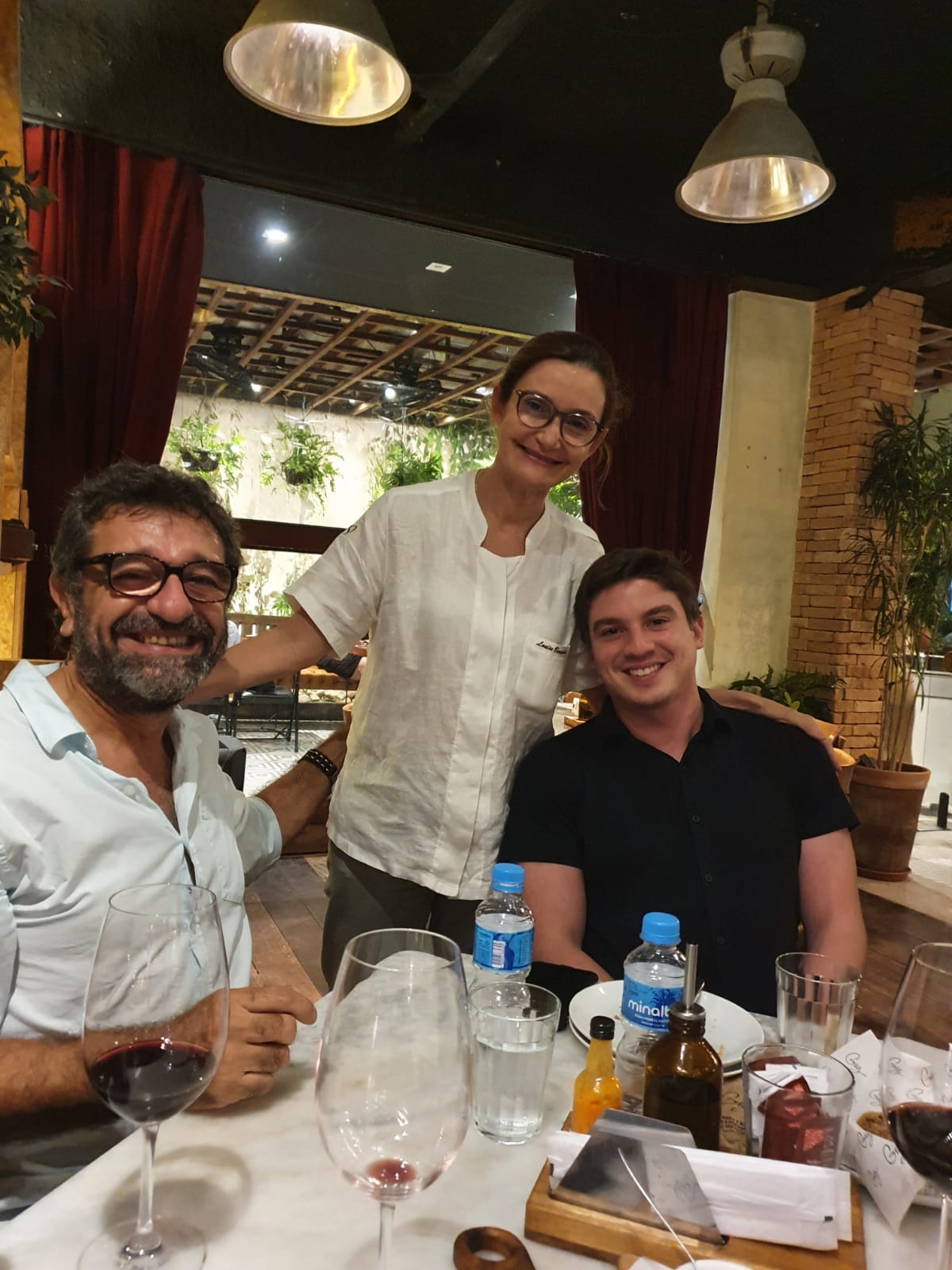 À frente do Giz Gastronomia, Vitor Veras dá exemplo de boas práticas com a volta da programação em seu restaurante