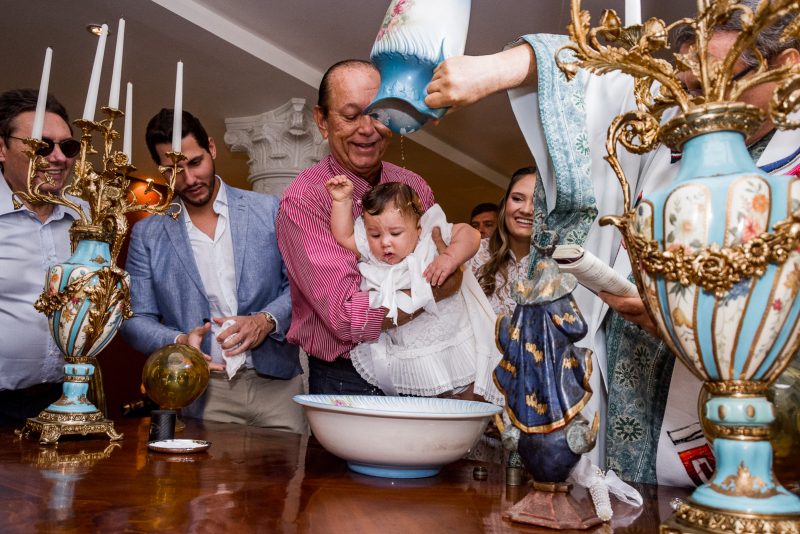 Bênção divina - Gabriel Dias Branco e Letícia Teixeira celebram o início da caminhada cristã de Emanuel Dias Branco