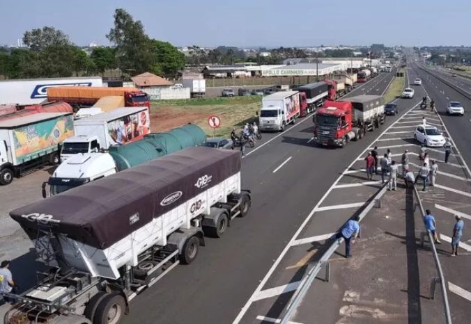 Paralisações de caminhoneiros atingem 15 estados e PRF tenta desbloquear BRs