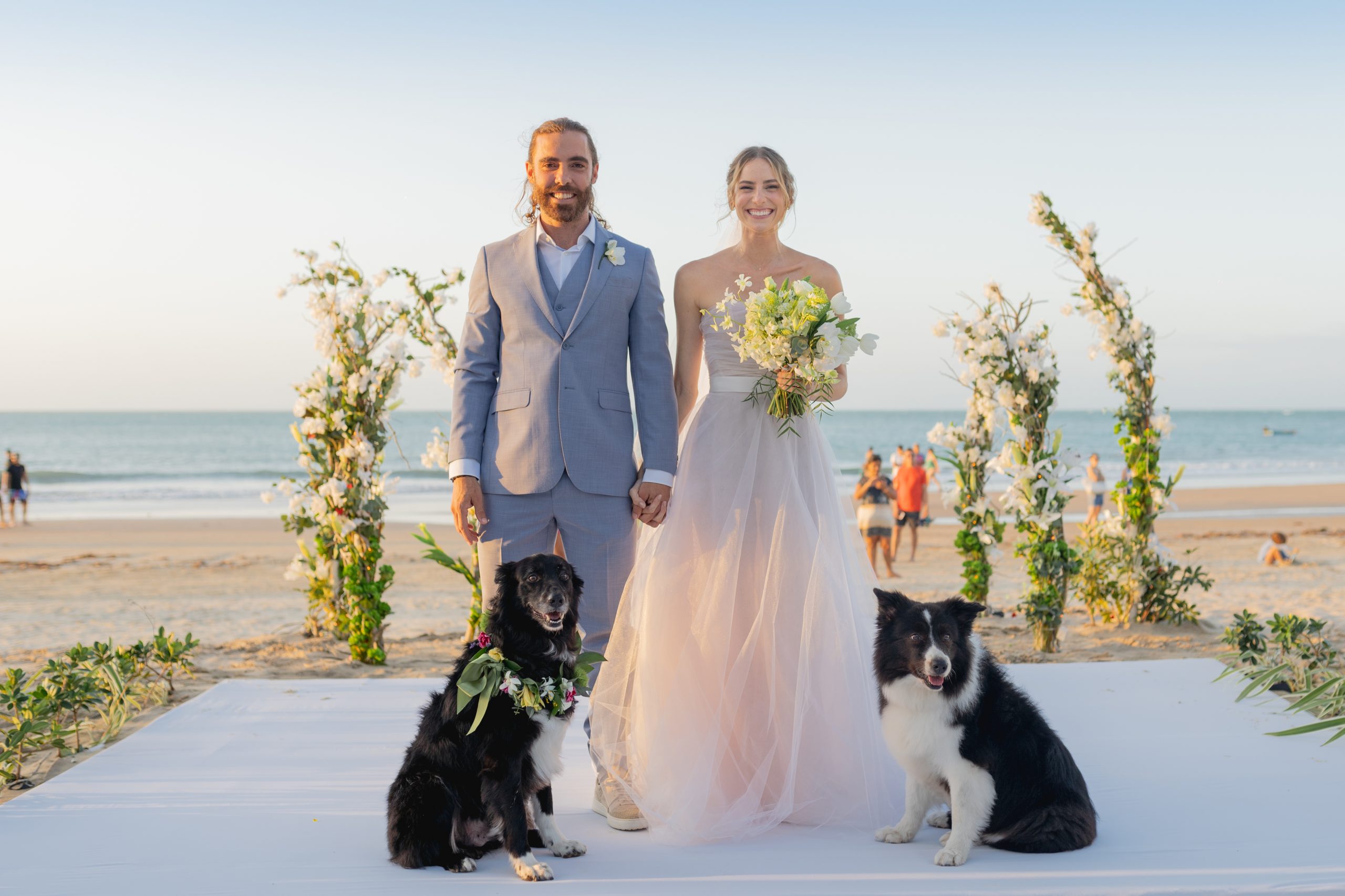 Dani Gondim e Deco Montenegro trocam as alianças em elegante cerimônia à beira-mar