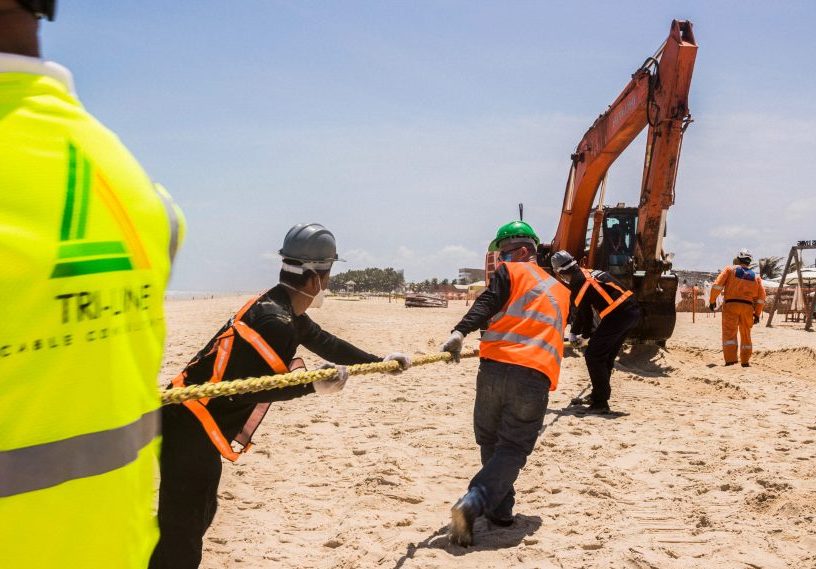 Diretor da EllaLink apresenta estação de fixação a Camilo Santana e Maia Júnior