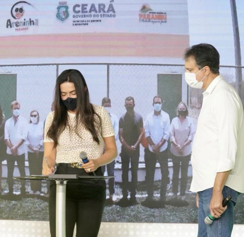 Deputada Aderlânia Noronha participa de solenidade de entrega de areninha em Parambu