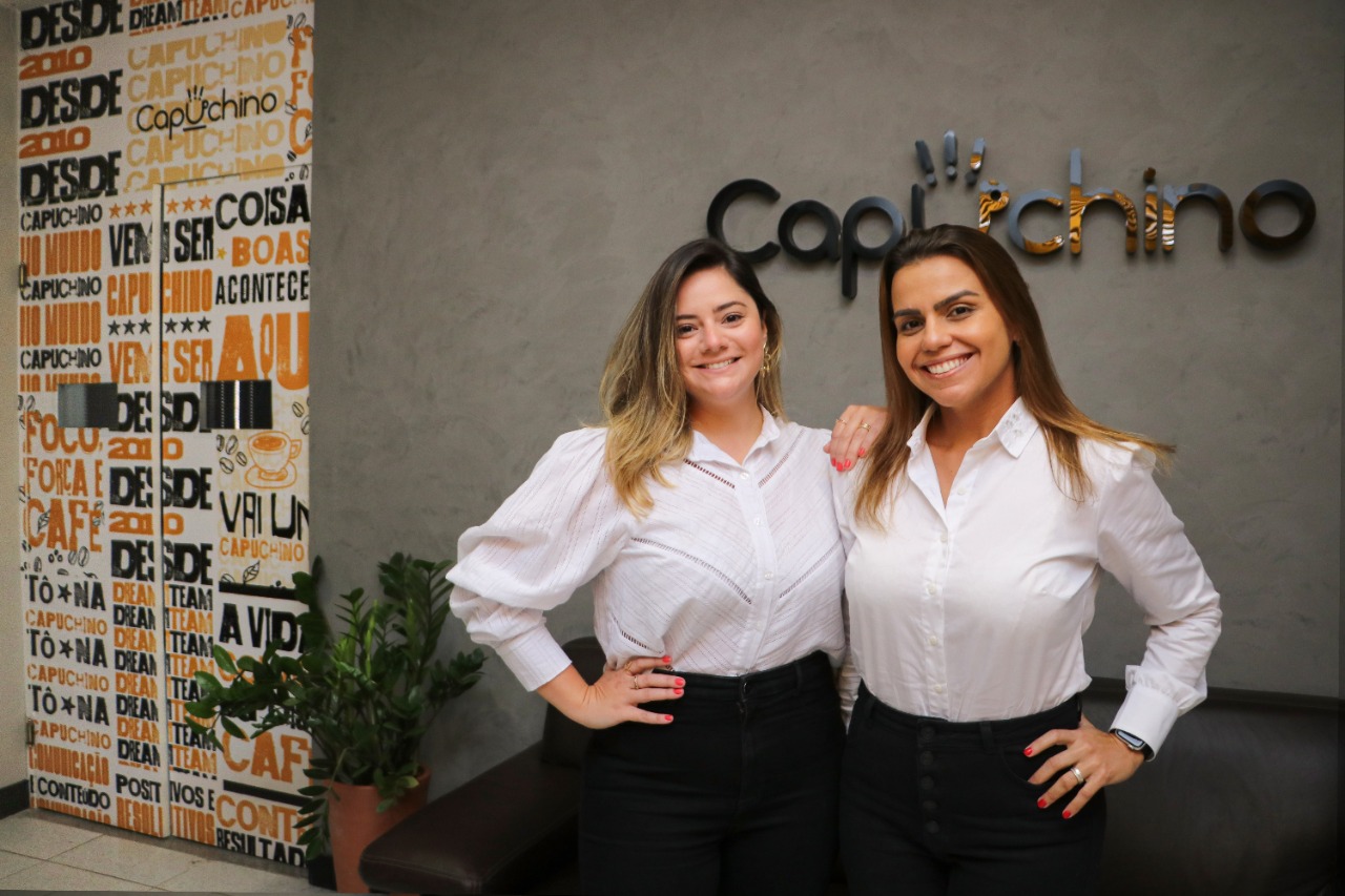 Renata Benevides e Karla Rodrigues anunciam o novo endereço da Capuchino Press