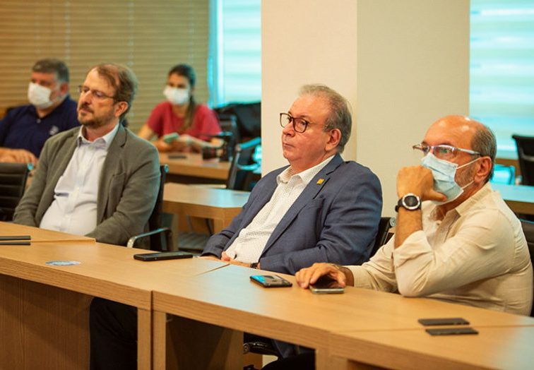 Ricardo Cavalcante apresenta projetos da FIEC a Rafael Lucchesi, diretor da CNI