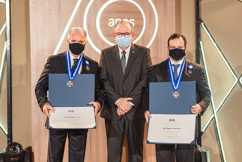 FIEC 70 anos - Ricardo Cavalcante entrega a Medalha do Mérito Industrial a Igor Queiroz Barroso e Pio Rodrigues Neto