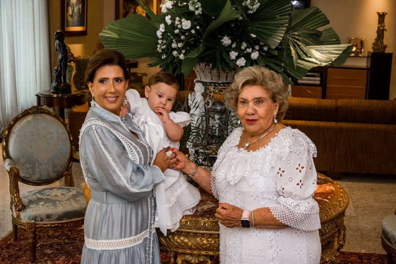 Bênção divina - Gabriel Dias Branco e Letícia Teixeira celebram o início da caminhada cristã de Emanuel Dias Branco