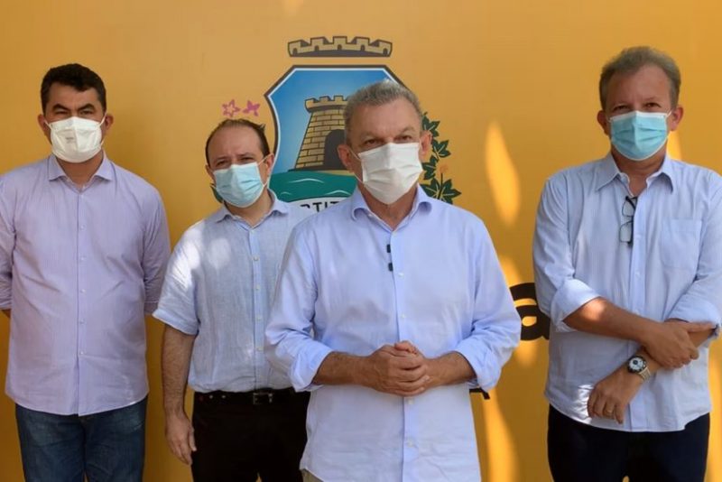José Sarto e André Figueiredo entregam dois veículos novos ao Conselho Tutelar