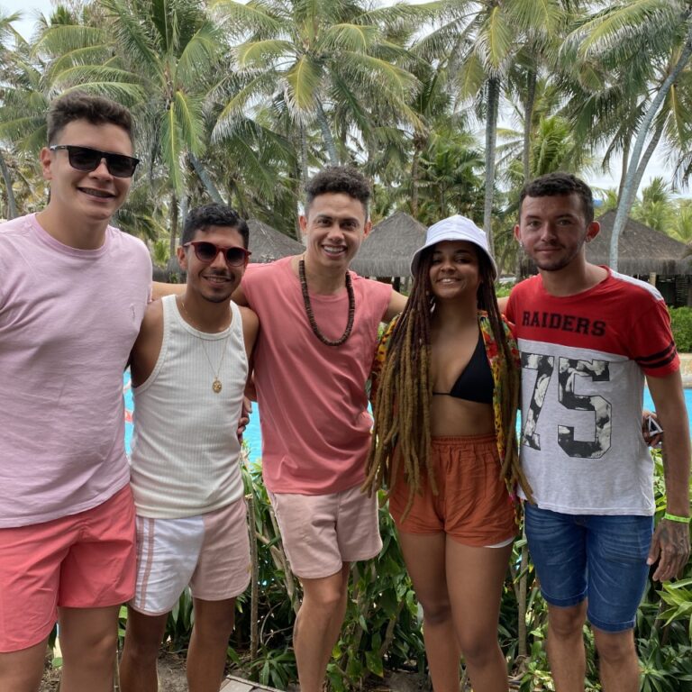 Silvero Pereira aproveita temporada de férias para se divertir no Beach Park com os amigos