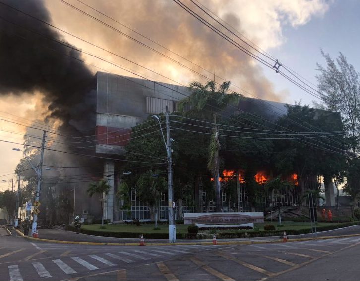 Incêndio de grandes proporções destrói parte do Tribunal de Justiça do Ceará