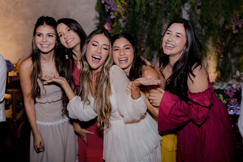 Rumo ao altar - Ana Vitória Machado e Francisco Feitosa reúnem a família e os amigos para oficializar o noivado