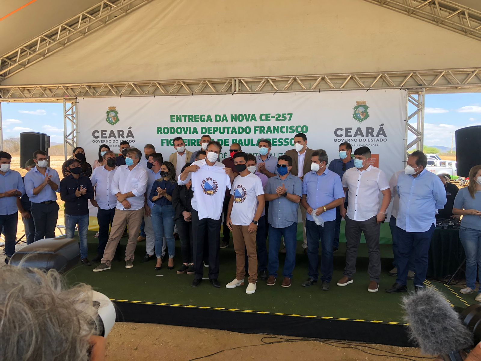 Paulo Rodrigo presenteia Camilo Santana com camisa do projeto Orgulho de Ser Cearense