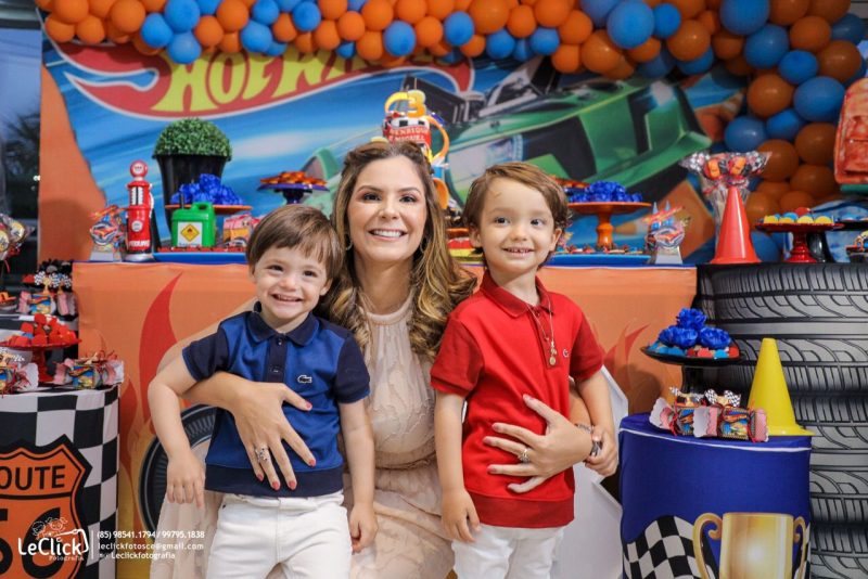 RÁ-TIM-BUM - Camila Câmara e Luciana Senna festejam o terceiro aniversário dos gêmeos Henrique e Miguel
