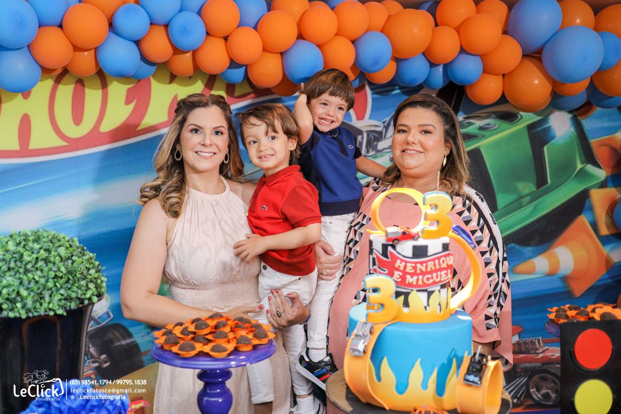 Camila Câmara e Luciana Senna festejam o terceiro aniversário dos gêmeos Henrique e Miguel