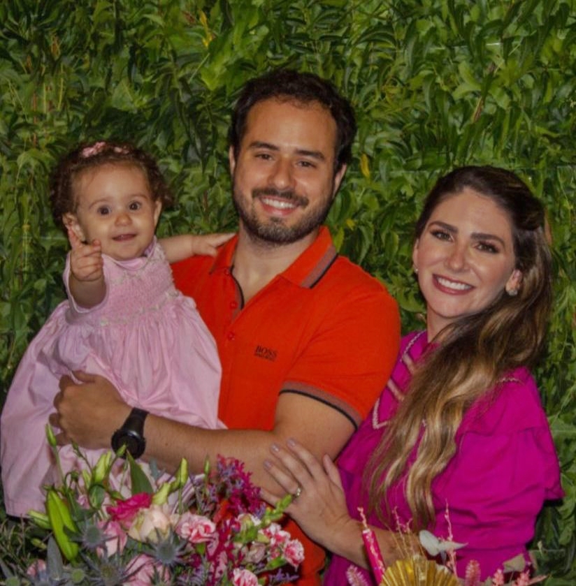 Nathália da Escóssia ganha duas comemorações surpresa para brindar a nova idade Nathália da Escóssia ganha duas comemorações surpresa para brindar a nova idade