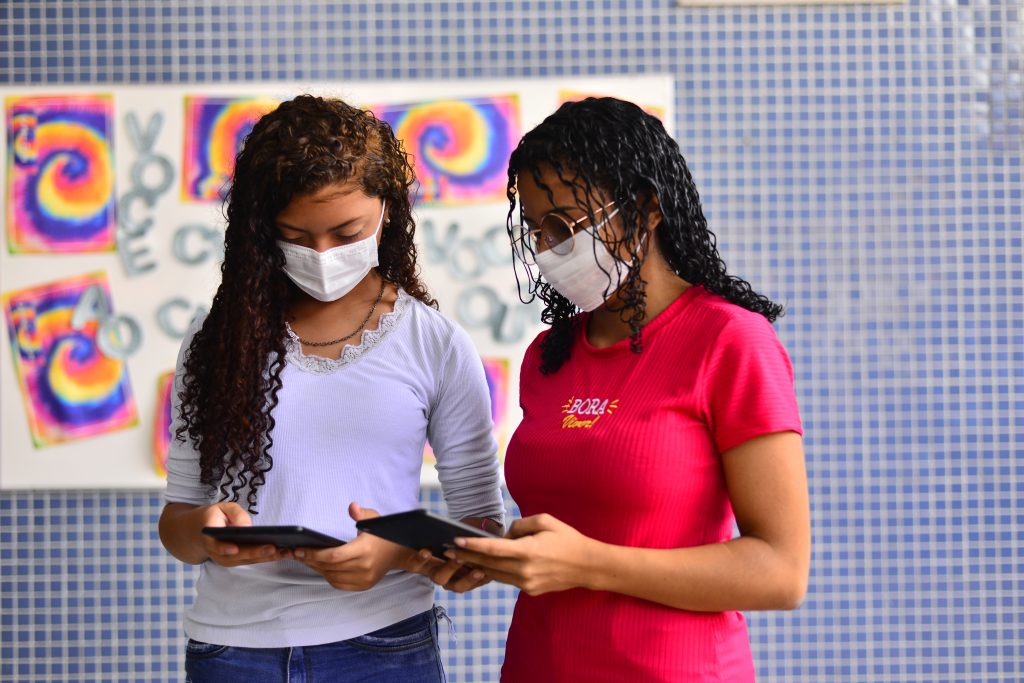 Entrega De Tablets Aos Alunos De Escolas De Ensino Medio