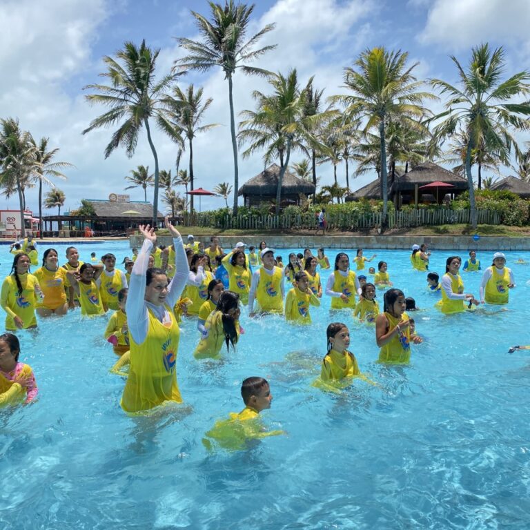 Beach Park promove ação social com crianças do Instituto Povo do Mar